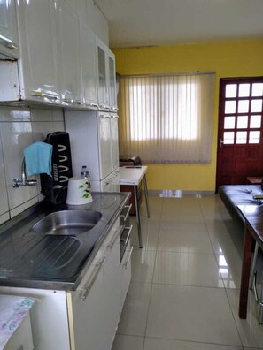 Fridge, microwave, oven, stovetop - Excellent and comfortable house upstairs for season (Balneário Icaraí)