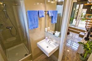 City Studio, 1 Queen Bed, Garden View (1) | Bathroom | Shower, free toiletries, hair dryer, towels