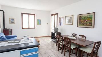 Apartment, 2 Bedrooms | In-room dining