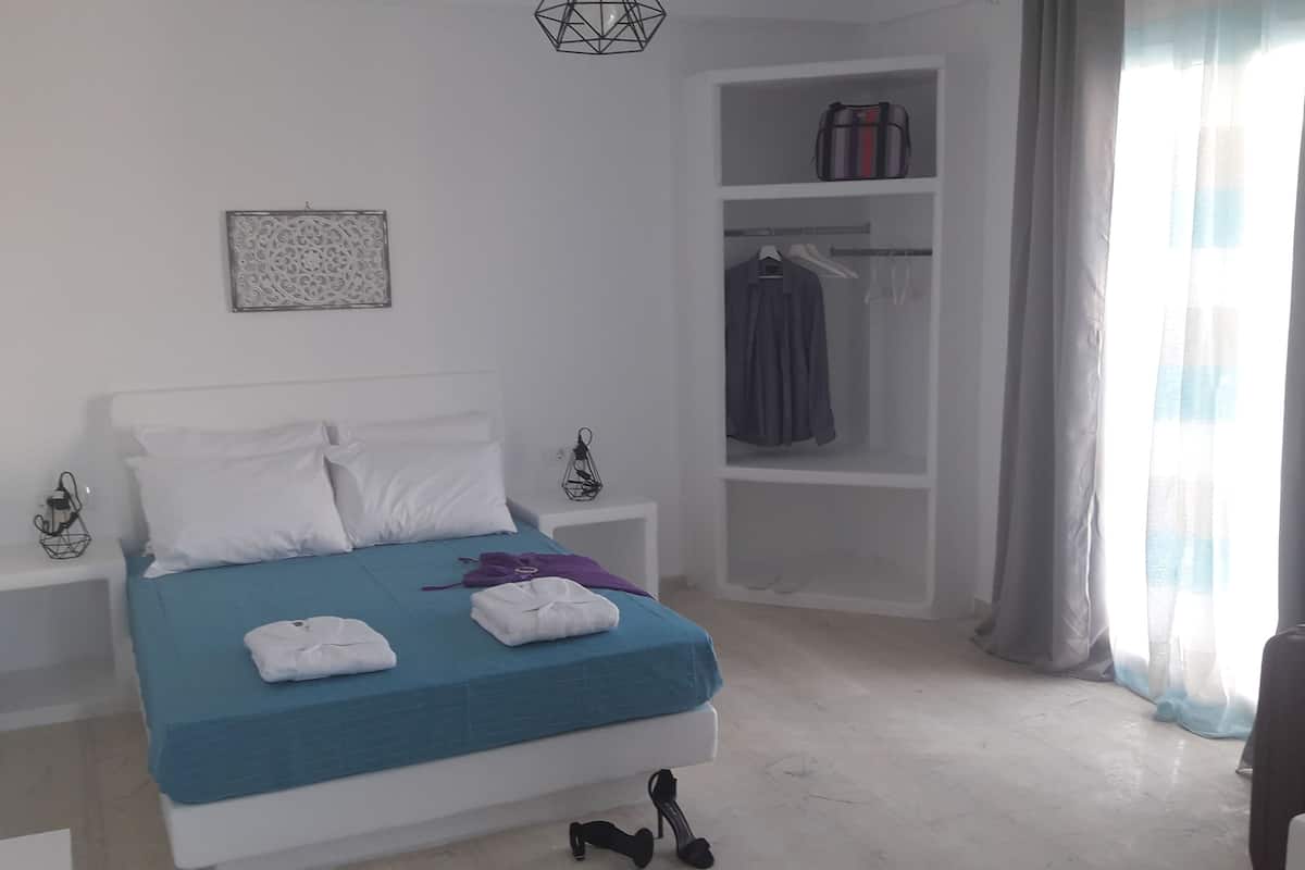 Habitación Deluxe | 1 habitación, minibar, caja de seguridad en la habitación y escritorio