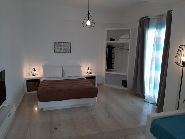 Minibar, Zimmersafe, Schreibtisch, Verdunkelungsvorhänge