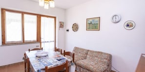 Apartamento, 2 quartos | Área de estar | TV LCD
