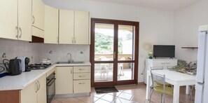 Grand réfrigérateur, four, plaque de cuisson