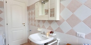 Apartment, 3 Bedrooms | Bathroom sink