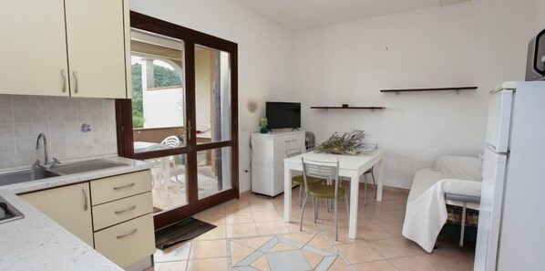 Apartment, 3 Bedrooms | Private kitchen | Full-size fridge, oven, stovetop, cookware/dishes/utensils