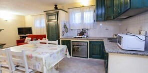 Apartment, 2 Bedrooms | Dapur peribadi | Peti sejuk/penyejuk beku saiz penuh, ketuhar, dapur 
