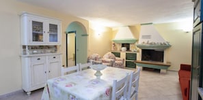 Apartment, 2 Bedrooms | Makan dalam bilik