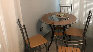 Apartment, 1 Schlafzimmer | Essbereich im Zimmer