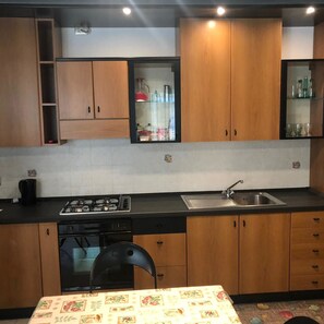 Apartment, 2 Schlafzimmer | Eigene Küche | Großer Kühlschrank, Ofen, Herdplatte, Kochgeschirr/Geschirr/Besteck