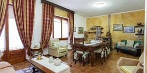 Apartament, 3 dormitoris | Sala d'estar | Televisor