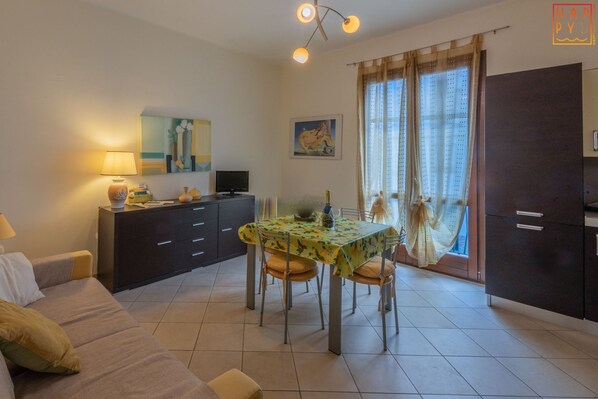 Apartment, 2 Schlafzimmer | Wohnbereich | LCD-Fernseher