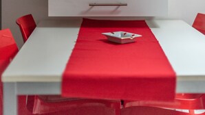 Apartment, 2 Schlafzimmer | Essbereich im Zimmer