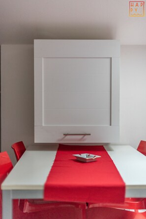 Appartamento, 2 camere da letto | Pasti in camera