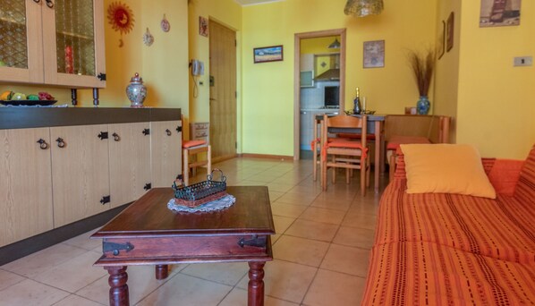 Departamento, 3 habitaciones | Área de sala de estar | Televisión LCD