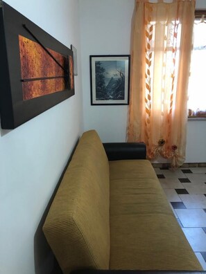 Appartement, 3 chambres | Coin séjour | Télévision LCD