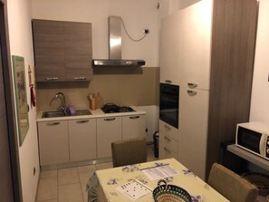 Apartamento, 2 habitaciones | Cocina privada | Frigorífico grande, horno, placa de cocina y utensilios de cocina