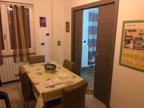 Apartamento, 2 habitaciones | Servicio de comidas en la habitación