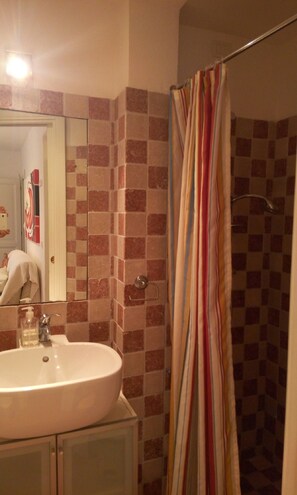 Apartment, 2 Schlafzimmer | Badezimmer | Dusche, Regendusche, Haartrockner, Handtücher