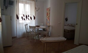 Apartment, 2 Schlafzimmer | Essbereich im Zimmer