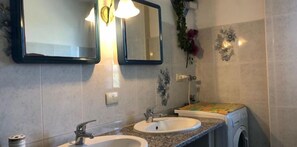 Apartment, 3 Schlafzimmer | Waschbecken im Bad