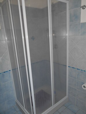 Appartement, 2 chambres | Douche de la salle de bain