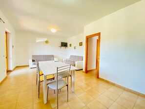 Apartment, 2 Bedrooms | Ruang makan