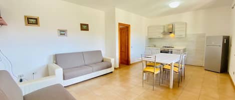 Appartement, 2 chambres | Aire de séjour | Téléviseur de 22 po avec télévision numérique