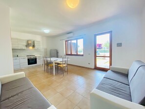 Apartment, 2 Schlafzimmer | Wohnbereich | 22-Zoll-Fernseher mit Digitalempfang