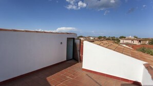 A rooftop terrace with a white wall and a red-tiled floor. - Residence La Cinta 2 (San Teodoro)