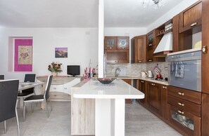 Apartment, 2 Schlafzimmer | Eigene Küche | Großer Kühlschrank, Ofen, Herdplatte, Kochgeschirr/Geschirr/Besteck