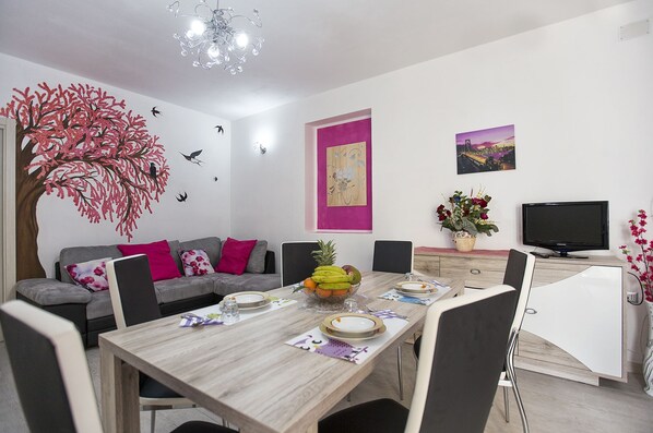 Apartment, 2 Bedrooms | In-room dining