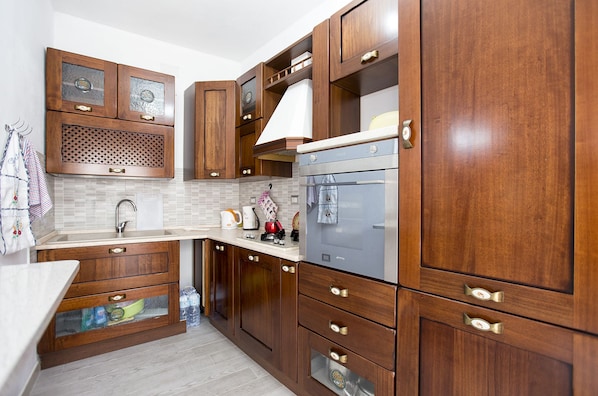 Apartment, 2 Schlafzimmer | Eigene Küche | Großer Kühlschrank, Ofen, Herdplatte, Kochgeschirr/Geschirr/Besteck