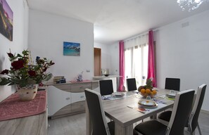 Appartement, 2 chambres | Restauration dans la chambre