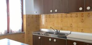 Apartment, 1 Schlafzimmer | Eigene Küche | Großer Kühlschrank, Ofen, Herdplatte, Kochgeschirr/Geschirr/Besteck