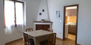 Apartment, 1 Schlafzimmer | Essbereich im Zimmer