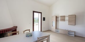 Apartment, 2 Schlafzimmer | Essbereich im Zimmer