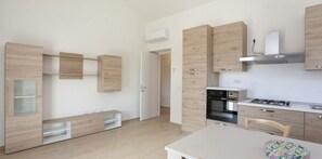 Apartment, 2 Schlafzimmer | Eigene Küche | Großer Kühlschrank, Ofen, Herdplatte, Kochgeschirr/Geschirr/Besteck