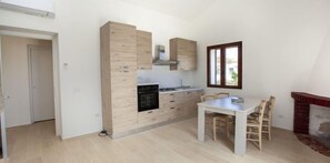 Apartment, 2 Schlafzimmer | Eigene Küche | Großer Kühlschrank, Ofen, Herdplatte, Kochgeschirr/Geschirr/Besteck