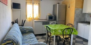 Apartment, 2 Schlafzimmer | Wohnbereich | Fernseher