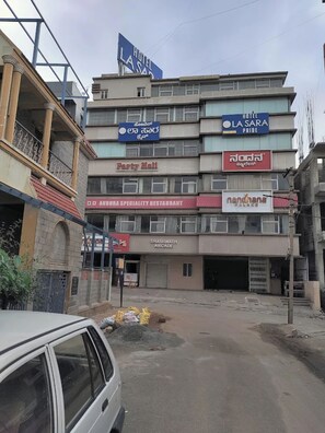 المنشأة من الخارج
