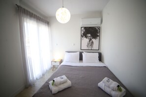 Muebles diferentes, escritorio y espacio para trabajar con laptop