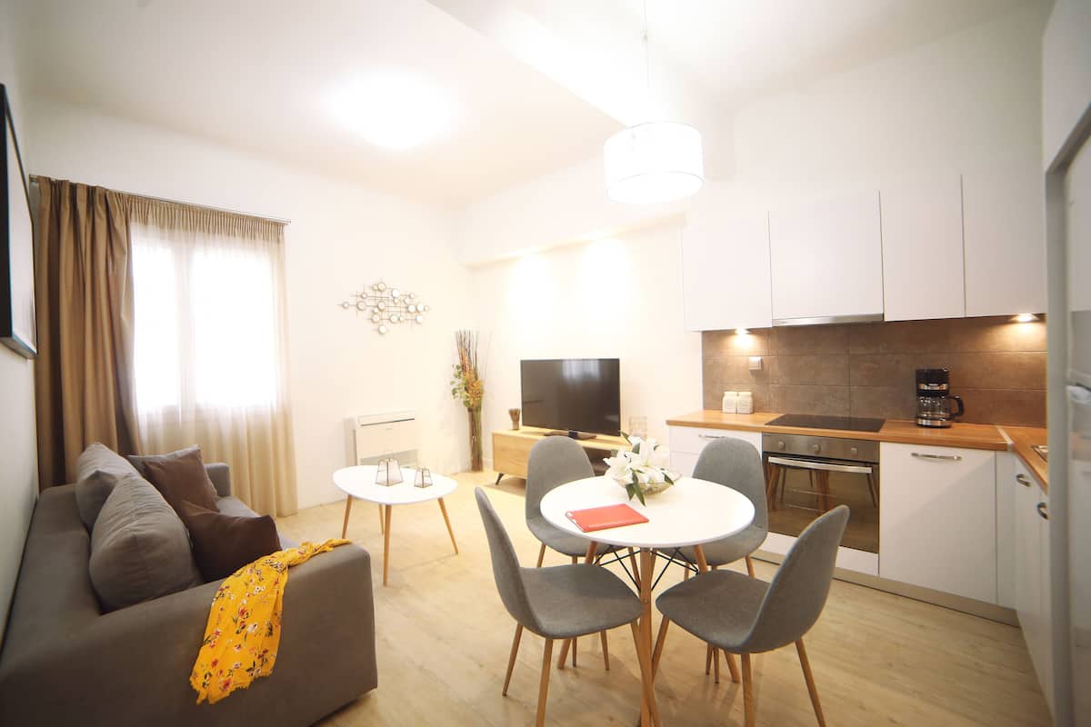 Appartement Confort, rez-de-chaussée | Coin séjour | Télévision à écran plat