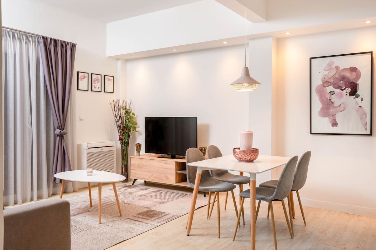Appartement, 3 chambres (1st Floor) | Coin séjour | Télévision à écran plat
