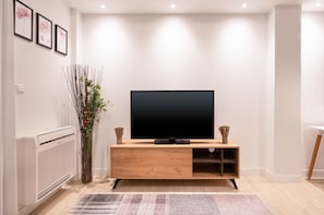 Departamento, 3 habitaciones (1st Floor) | Área de sala de estar | Televisión de pantalla plana