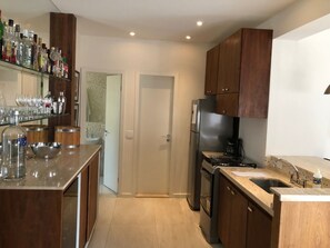 Fridge, oven, stovetop, coffee/tea maker