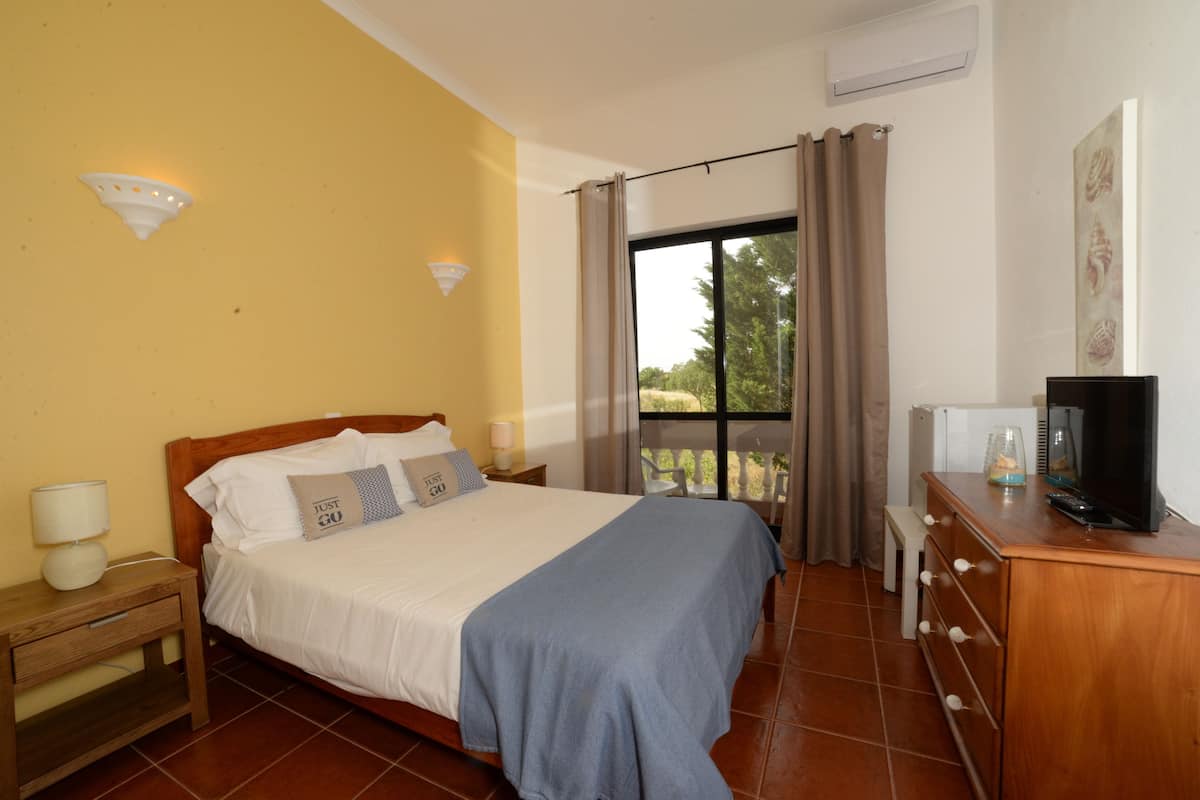 Double Room, Garden View (305) | Minibar, individually decorated, individually furnished, desk