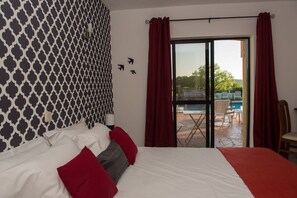 Habitación doble, vista a la alberca (105) | Minibar, decoración personalizada, muebles diferentes y escritorio 