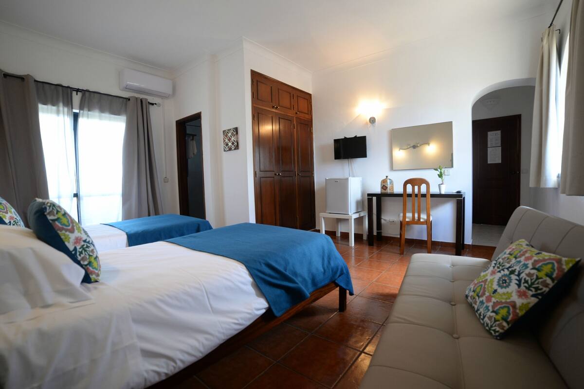 Twin Room, Garden View (201) | Minibar, individually decorated, individually furnished, desk