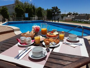 Daily buffet breakfast for a fee - Casa Rosa Montes (Lagos)