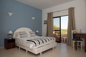 Chambre Double, vue piscine (205) | Minibar, décoration personnalisée, ameublement personnalisé, bureau